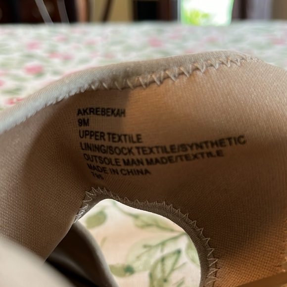 Anne Klein shoes. Size 9M. Beige with sparkles. - Picture 9 of 10